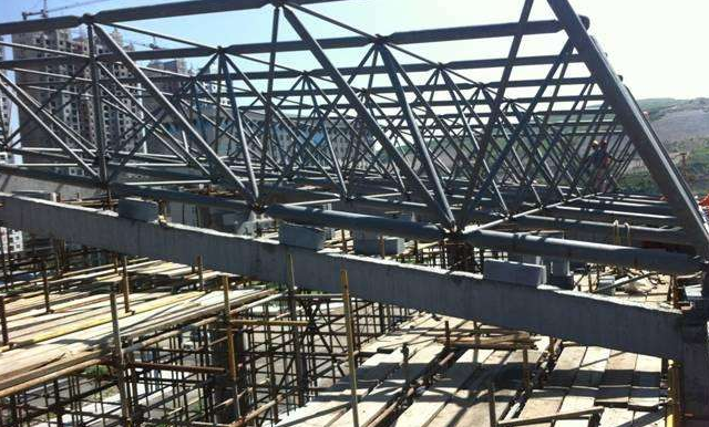 嘉峪关简述网架公司的黑色压型钢板的吊装步履